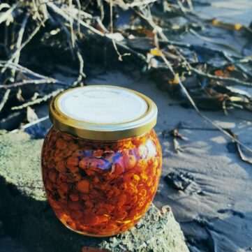 Гроздья шиповника в шафрановом сиропе