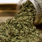 Alyvmedžio lapai, smulkinti