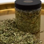 Alyvmedžio lapai, smulkinti