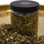 Цветы и листья боярышника