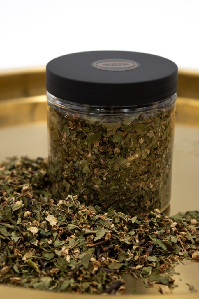 Цветы и листья боярышника