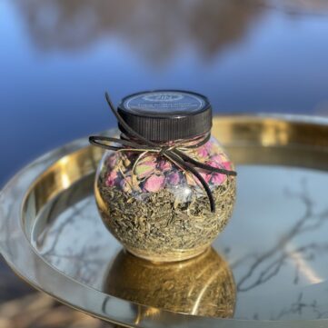 Зеленый чай сенча с розовыми бутонами роз